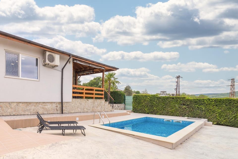 Property building, Patio, Day, Pool view, Swimming pool, sunbed