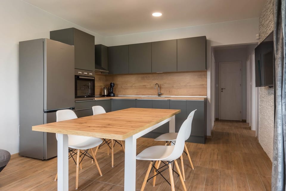Kitchen or kitchenette, Dining area