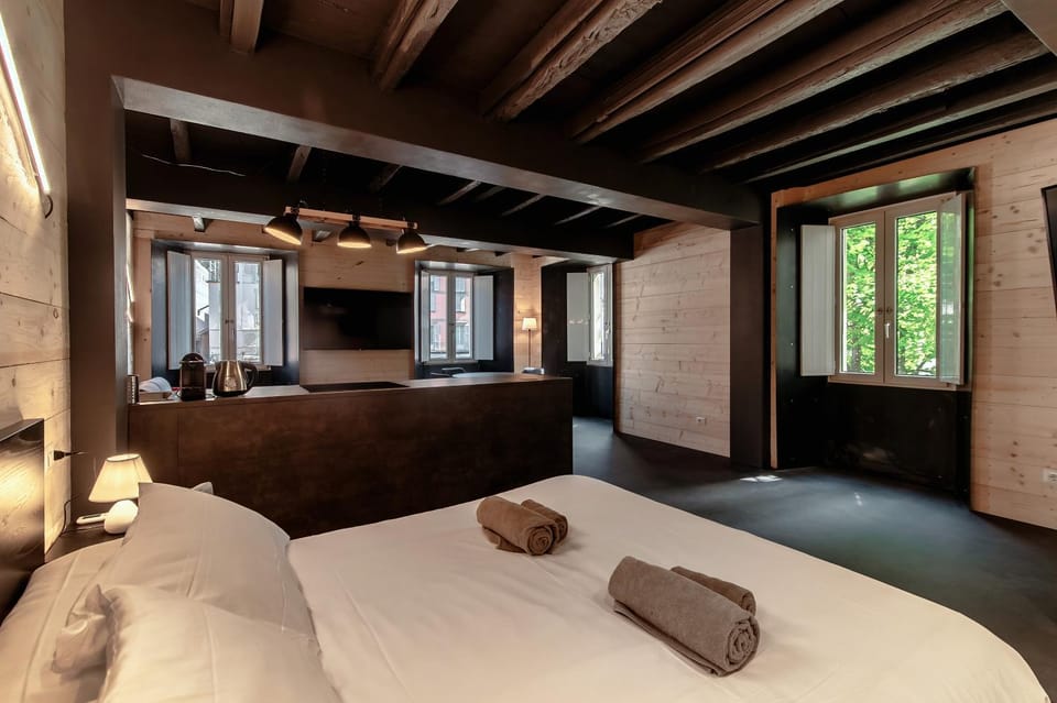 Bed, TV and multimedia, Bedroom, towels
