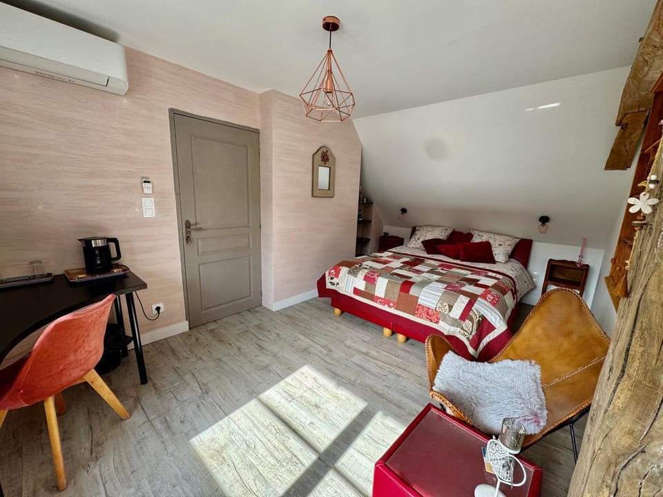 Bed, TV and multimedia, Photo of the whole room, Seating area, Bedroom, air conditioner
