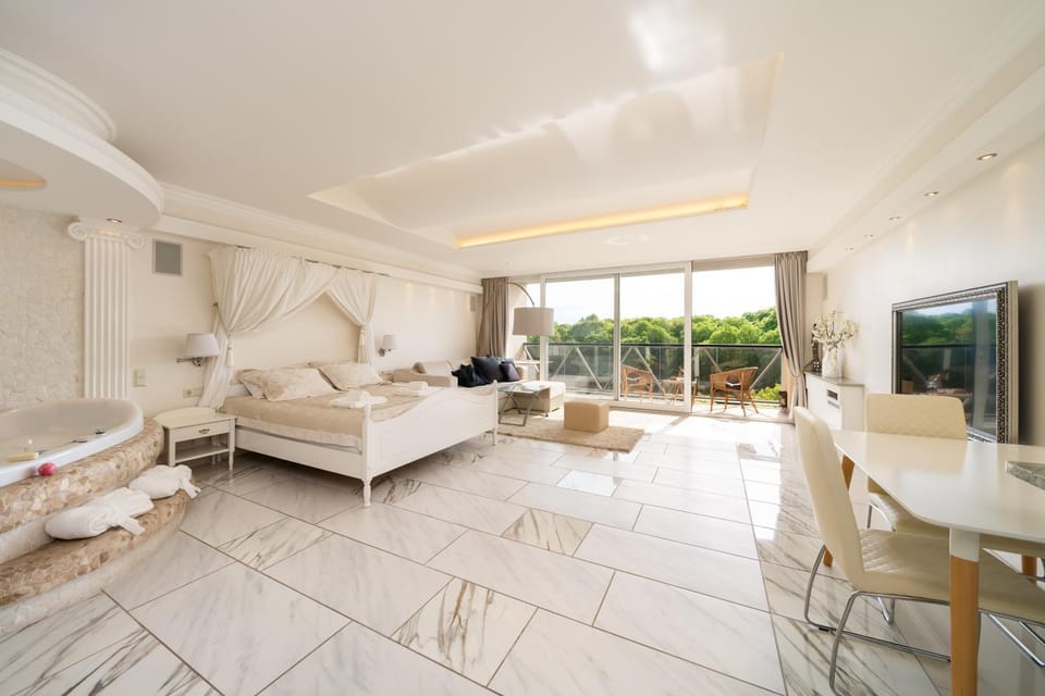 Bed, Hot Tub, TV and multimedia, Living room, Photo of the whole room, Seating area, Bedroom