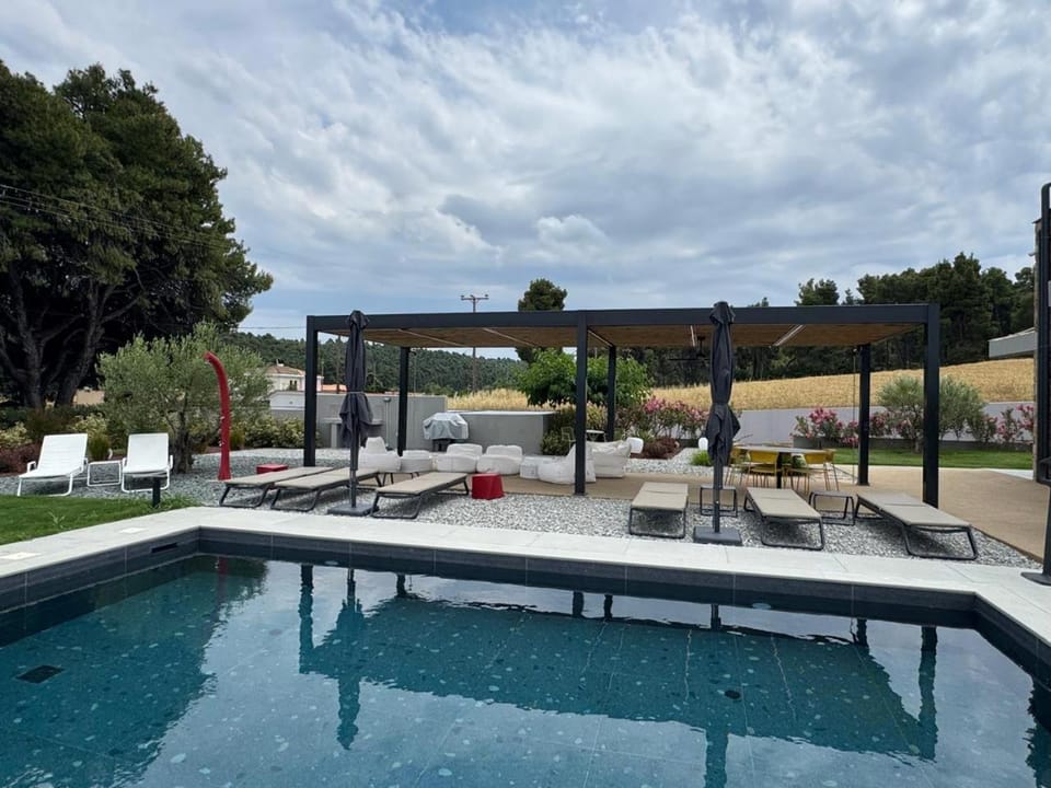 Pool view, Swimming pool, sunbed