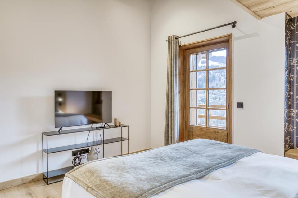 Bed, TV and multimedia, Bedroom, towels