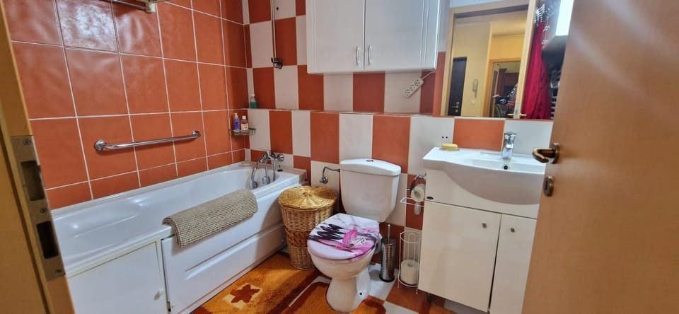 Toilet, Bathroom, Bath, towels, washing machine, dryer