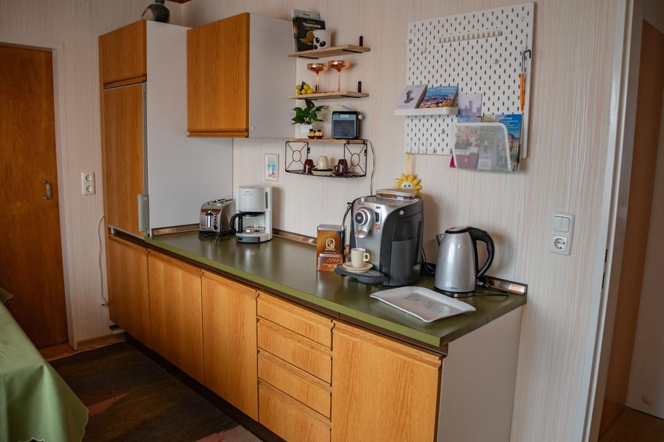 Coffee/tea facilities, Kitchen or kitchenette, stove, toaster, kitchen