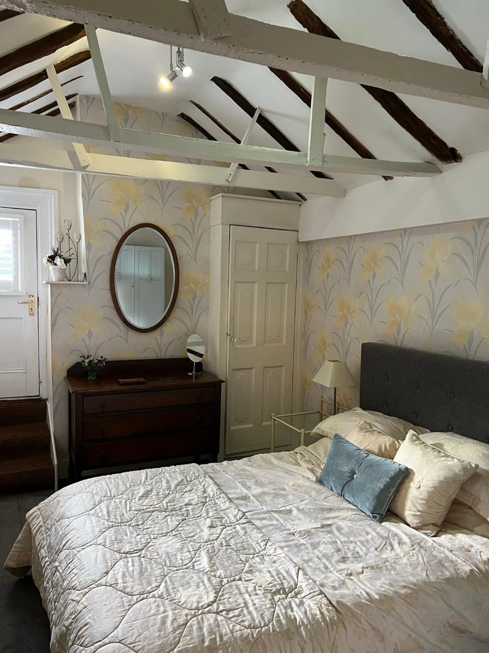 Crescent Cottage, sleeps 8, pet friendly House in Tewkesbury