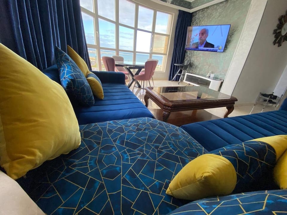 Communal lounge/ TV room, Bed, TV and multimedia, Living room, Photo of the whole room, Seating area, Evening entertainment, Bedroom