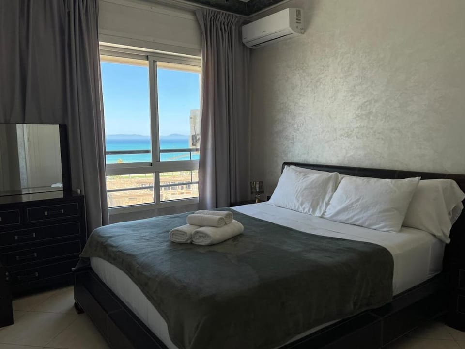 Bed, Natural landscape, Photo of the whole room, Bedroom, Sea view, towels, air conditioner