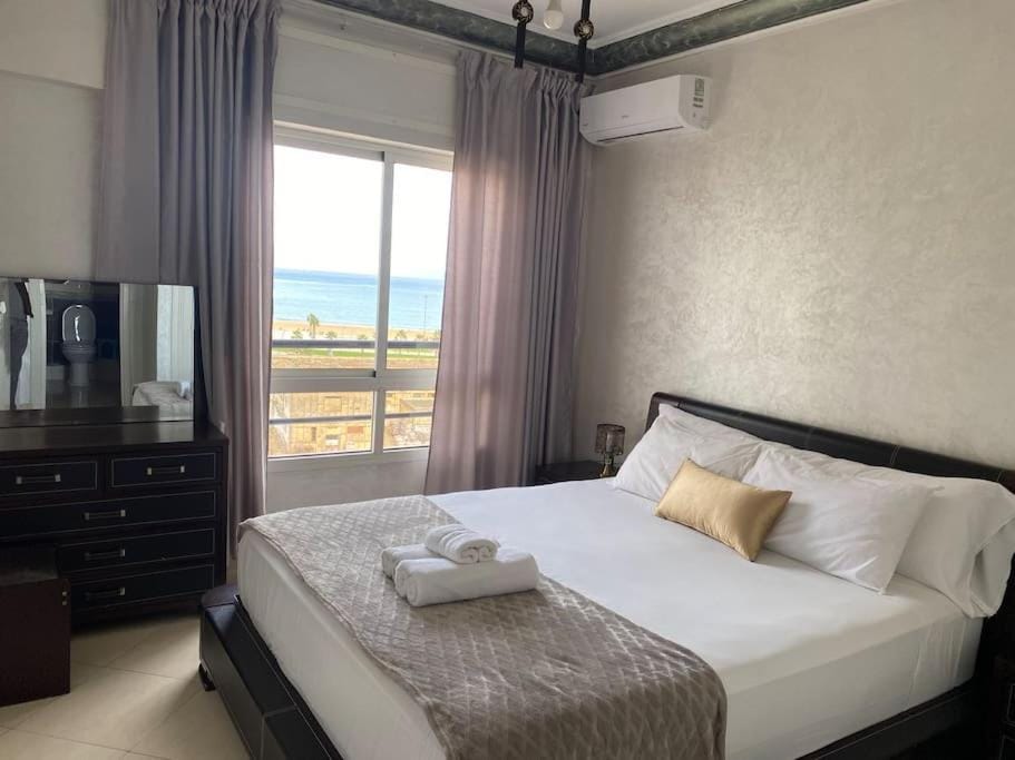 Bed, Natural landscape, TV and multimedia, Photo of the whole room, Bedroom, Sea view, towels