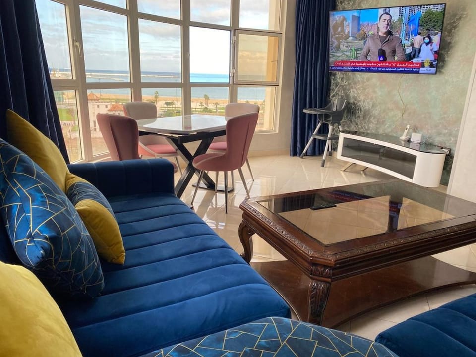 Communal lounge/ TV room, Natural landscape, TV and multimedia, Living room, Seating area, Dining area, Evening entertainment
