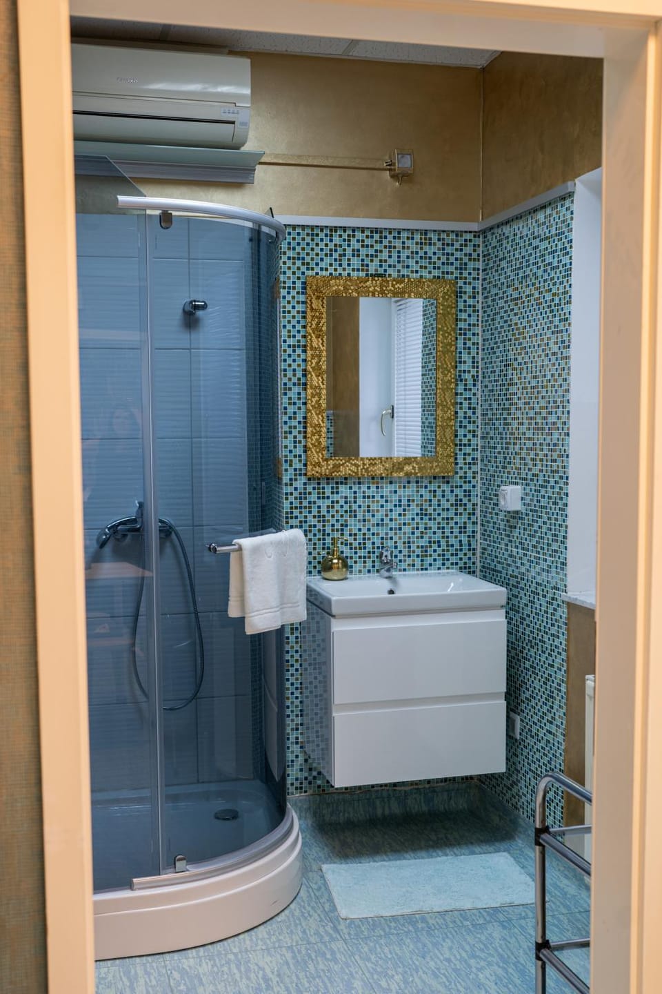 Shower, Toilet, Bathroom, towels