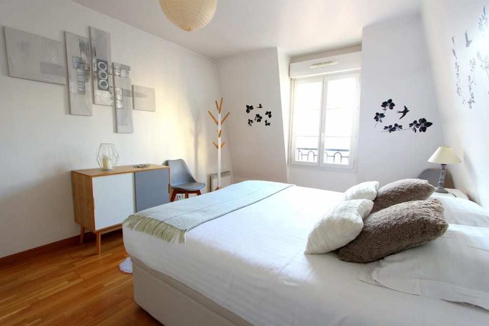 Photo of the whole room, Bedroom