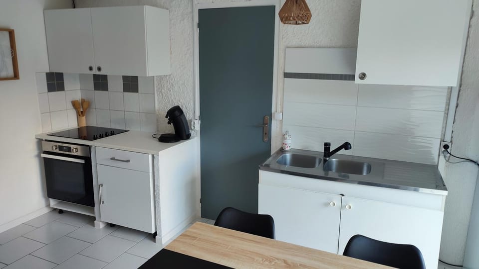 Coffee/tea facilities, Kitchen or kitchenette, oven, stove, toaster