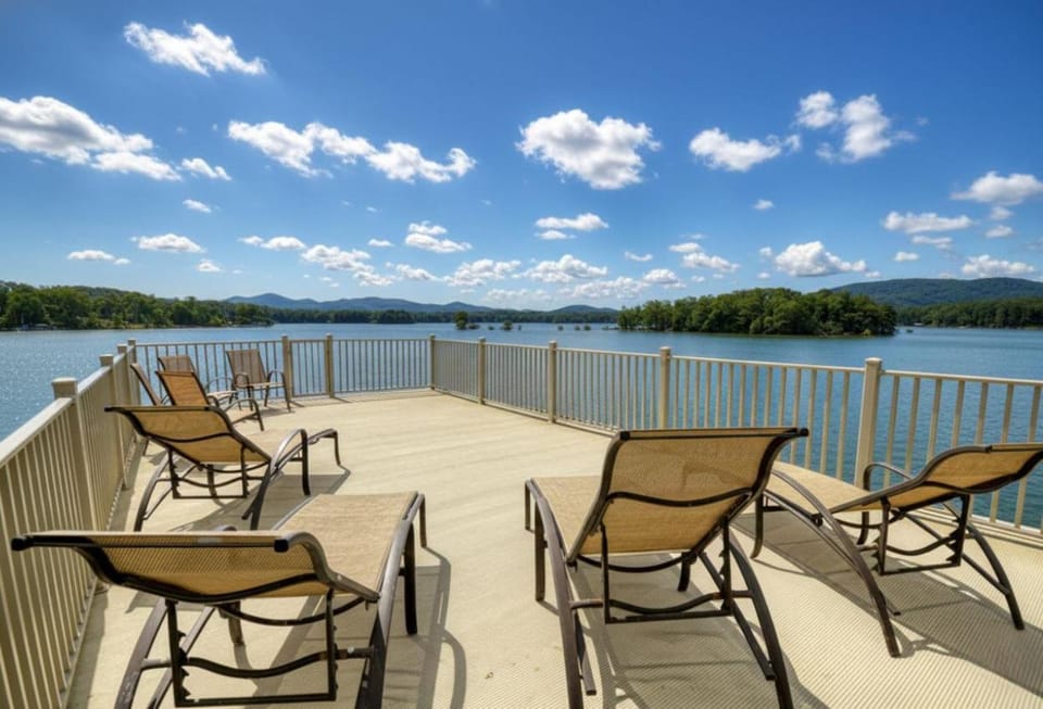 Blue Ridge Lake Retreat House in Blue Ridge Lake