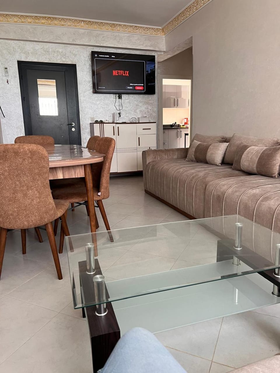 TV and multimedia, Living room, Seating area, Dining area