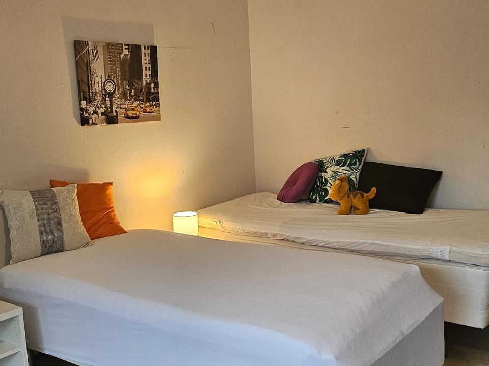 Bed, Seating area