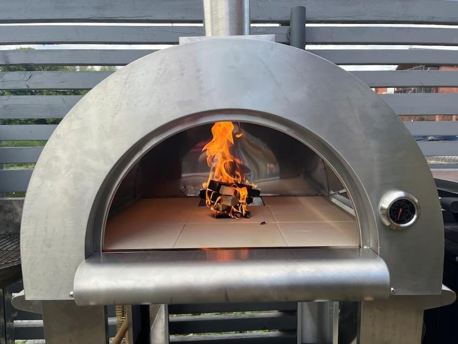 banks of the river avon House in Tewkesbury