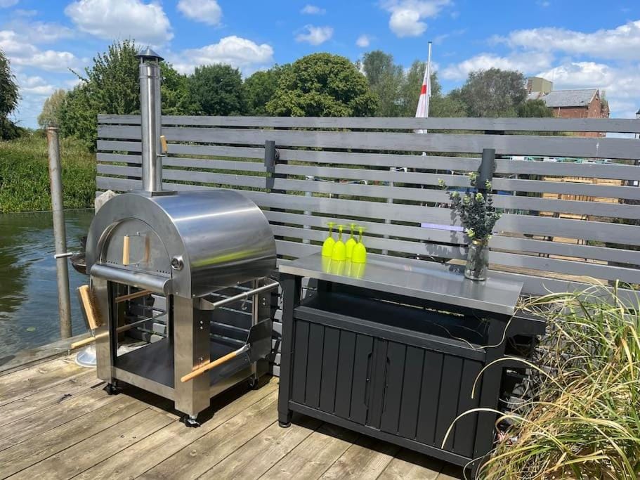 banks of the river avon House in Tewkesbury