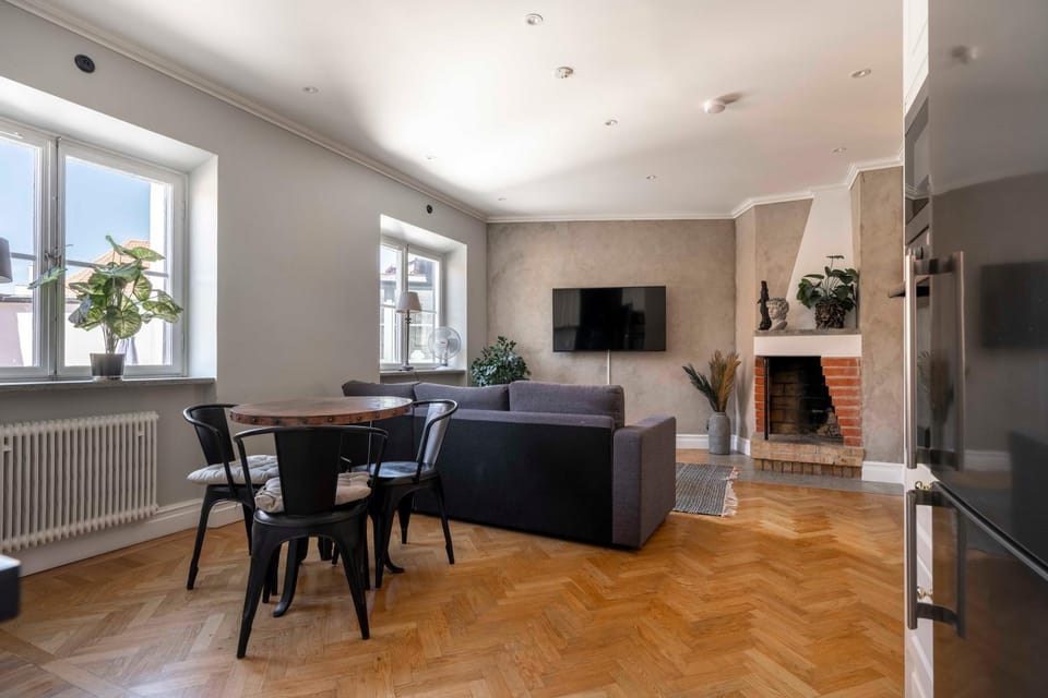 Communal lounge/ TV room, TV and multimedia, Living room, Seating area, Dining area, Evening entertainment
