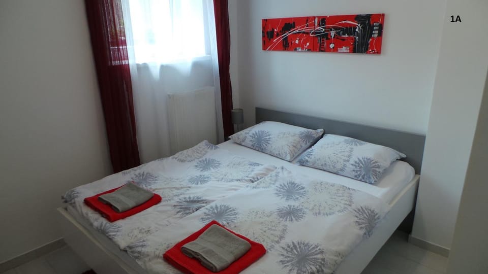 Bed, Bedroom, towels