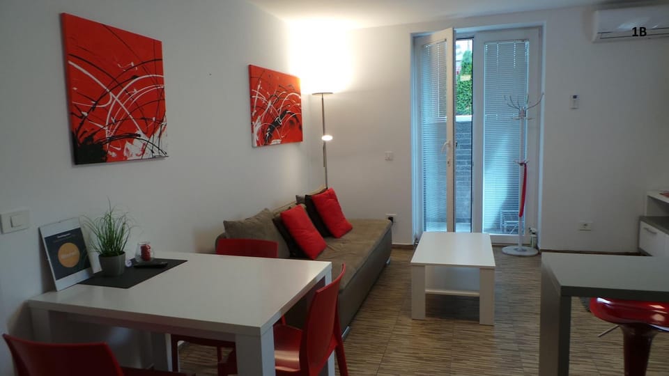 Bed, Living room, Seating area, Dining area, air conditioner