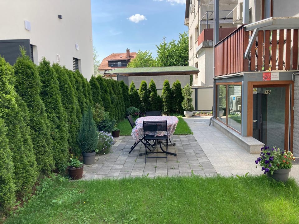 Property building, Day, Garden, Balcony/Terrace, Garden view