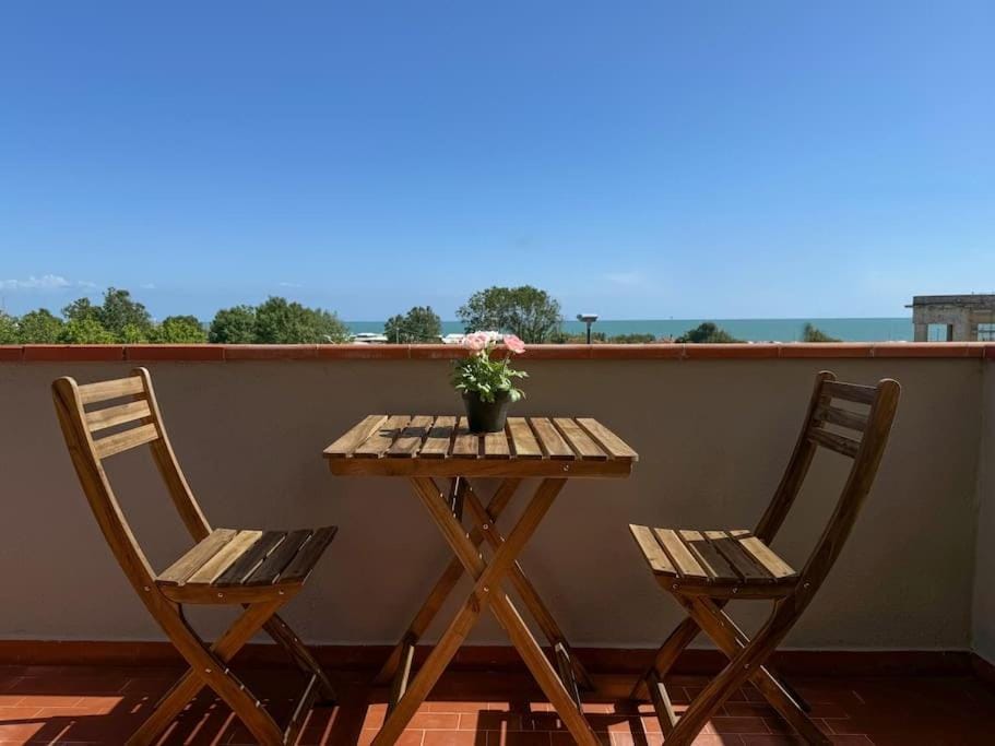 Charming Loft Fronte Mare Apartment in Marina di Carrara