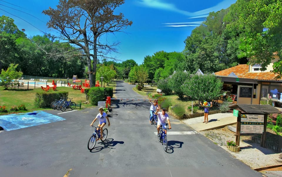 Property building, Restaurant/places to eat, Garden, Swimming pool