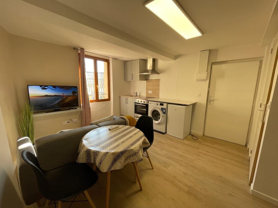 Kitchen or kitchenette, Living room, Dining area, stove