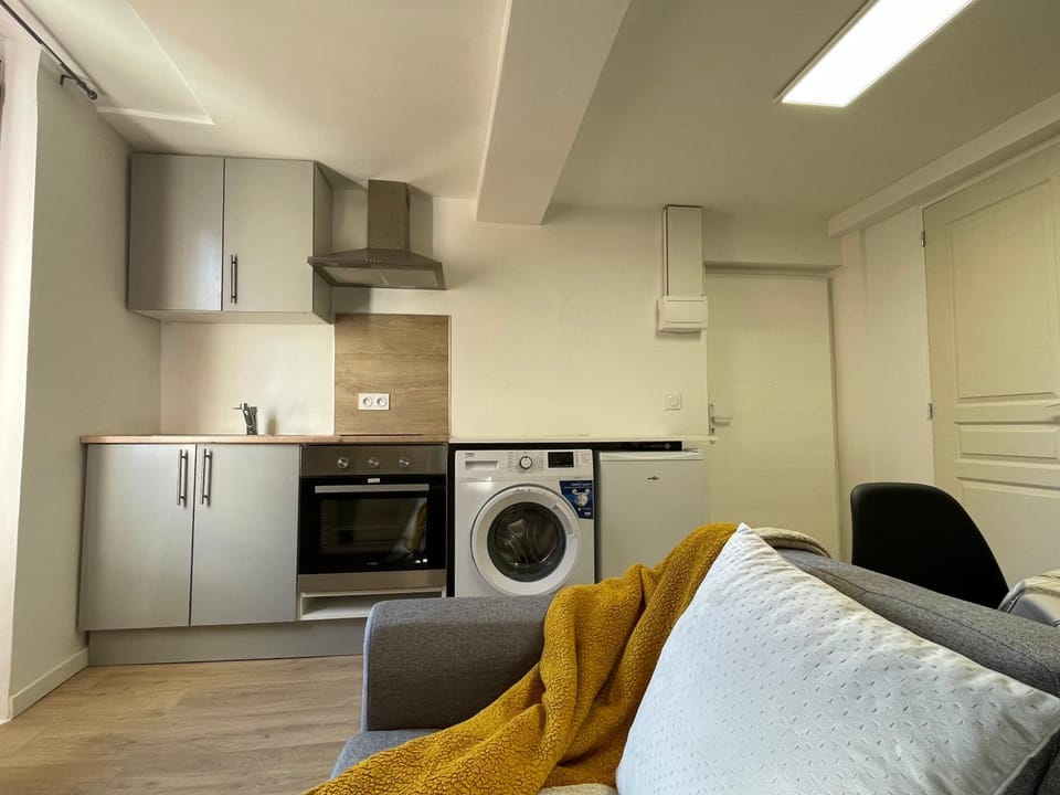 Kitchen or kitchenette, oven, washing machine