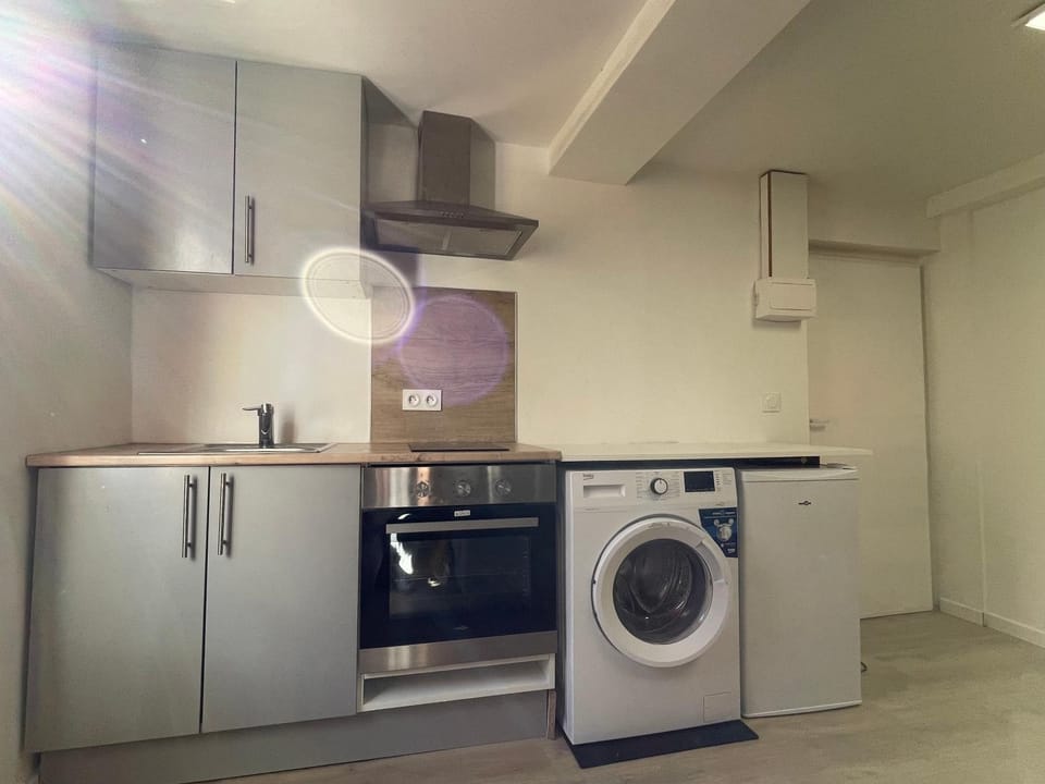 Kitchen or kitchenette, oven, stove, washing machine