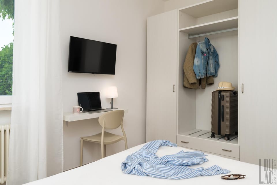 Bed, TV and multimedia, Bedroom, wardrobe