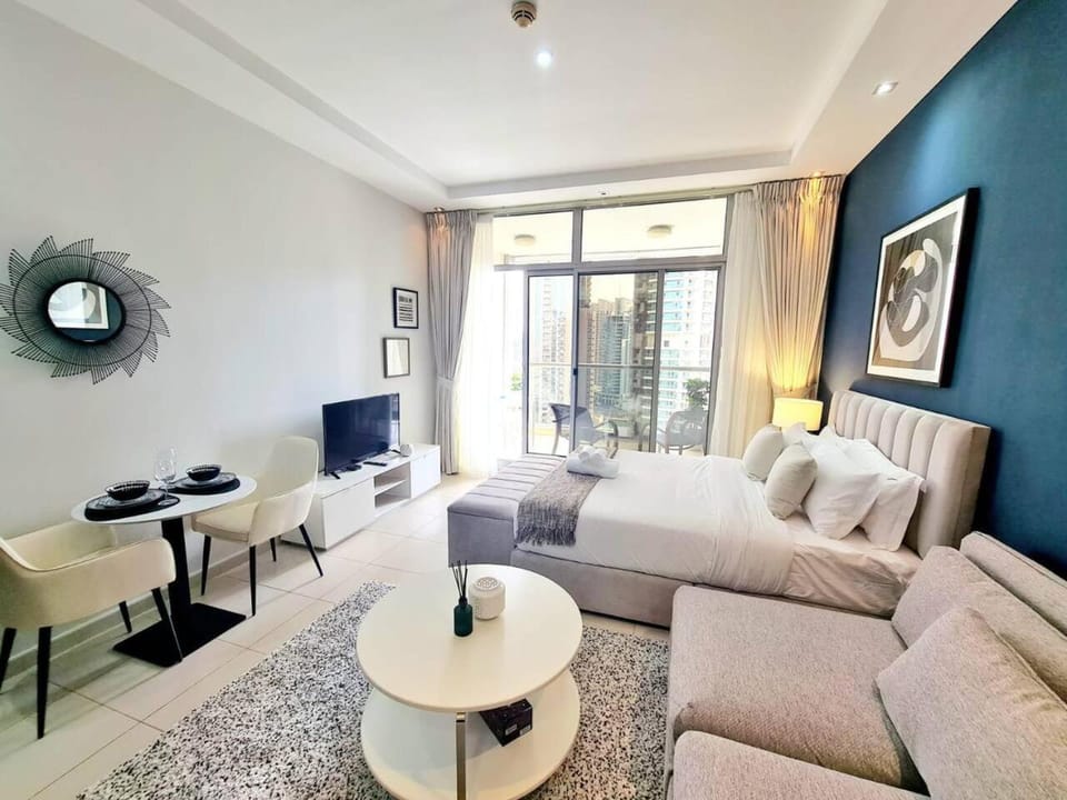 Bed, TV and multimedia, Photo of the whole room, Seating area, Bedroom