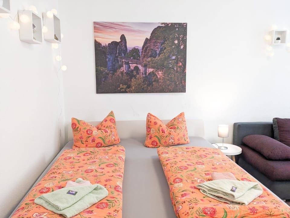 Bed, Bedroom, towels