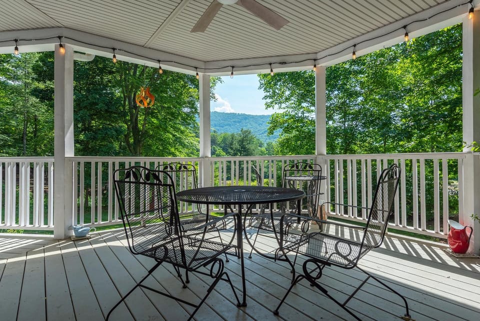 Asheville 'n' Chill House in Swannanoa