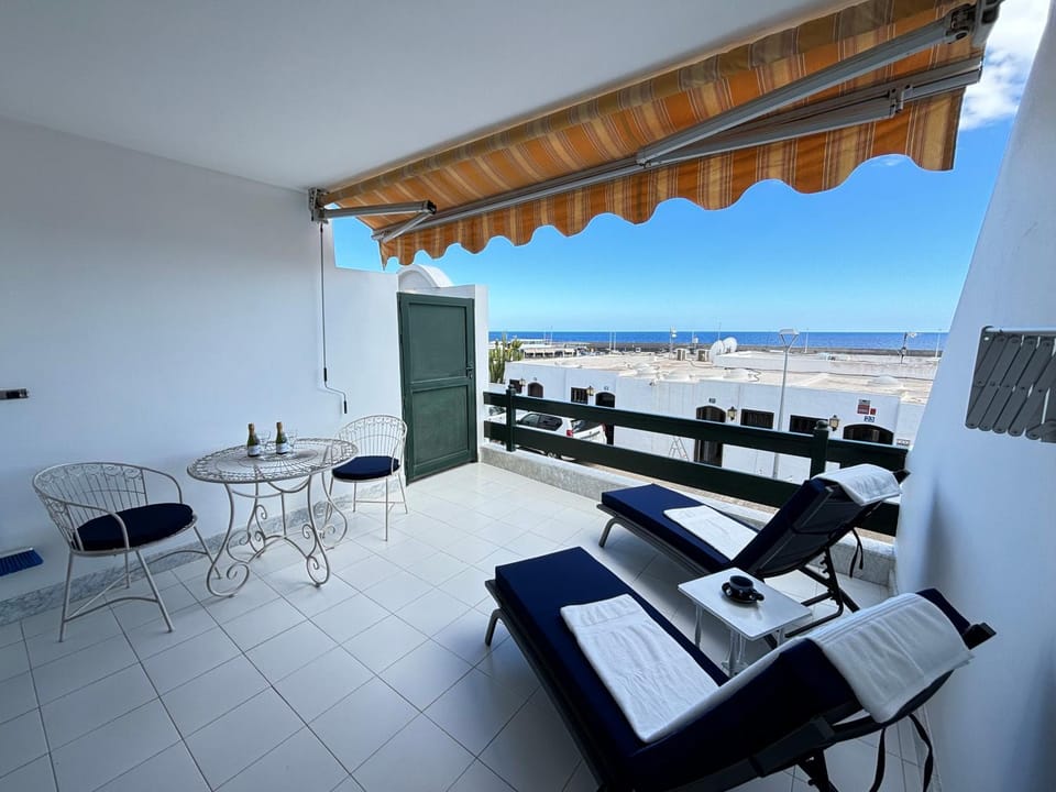 View (from property/room), Balcony/Terrace, Seating area, Sea view