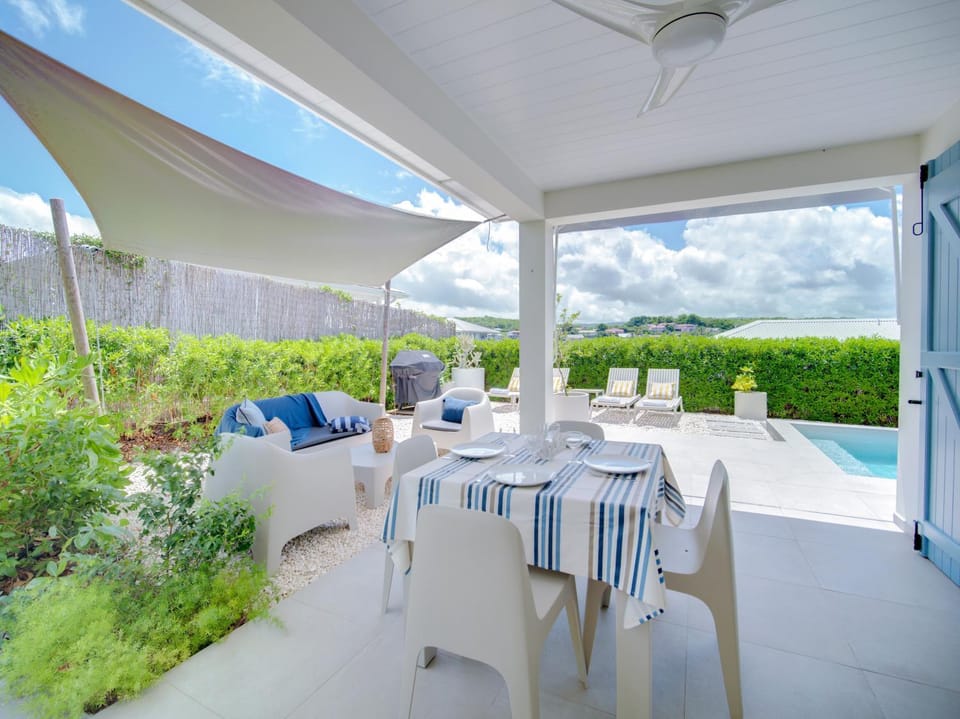 Patio, Day, Garden, Dining area, Garden view, Pool view, Swimming pool, sunbed