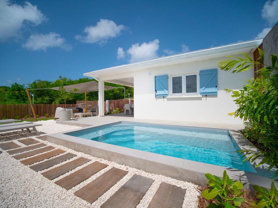 Property building, Day, Pool view, Swimming pool, sunbed