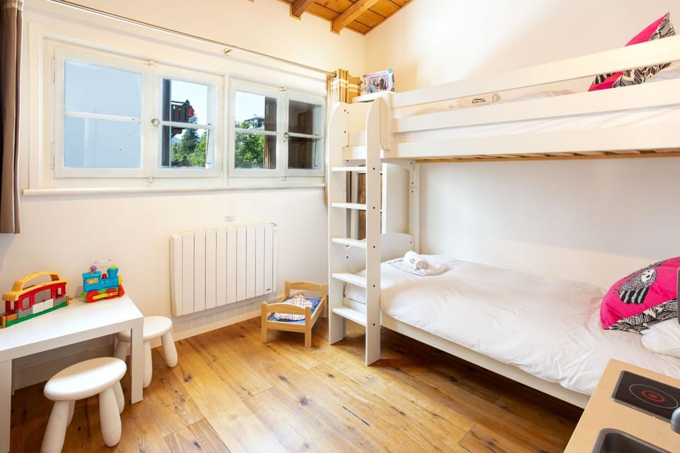 Bedroom, bunk bed