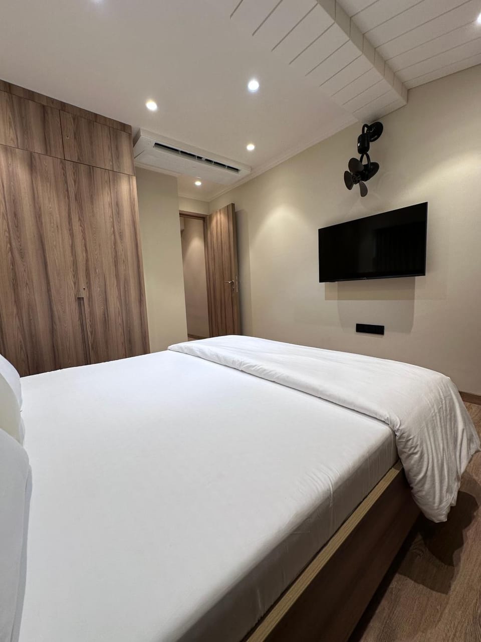 Rudraya Homes - Cozy Premium Serviced Apartments Khar - next to Bandra Apartment in Mumbai