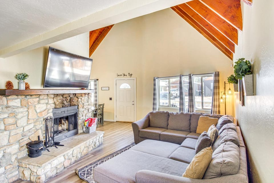 7 Mi to Big Bear Mountain Resort: Winter Getaway! House in Southern California
