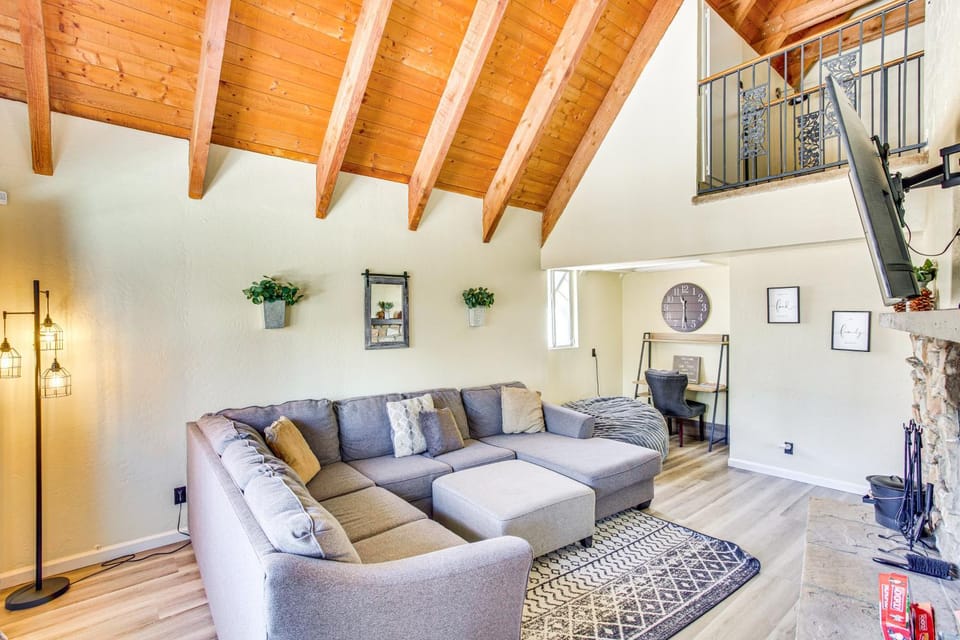7 Mi to Big Bear Mountain Resort: Winter Getaway! House in Southern California