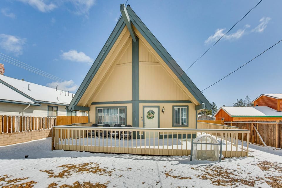 7 Mi to Big Bear Mountain Resort: Winter Getaway! House in Southern California