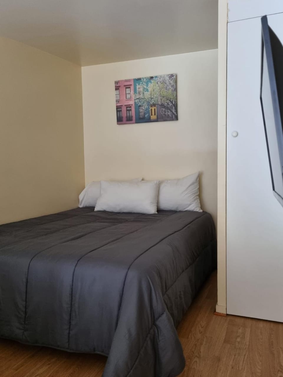 Bed, TV and multimedia, Bedroom