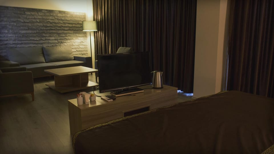 Photo of the whole room, Decorative detail