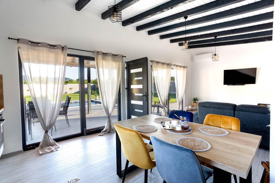 TV and multimedia, View (from property/room), Living room, Seating area, Dining area