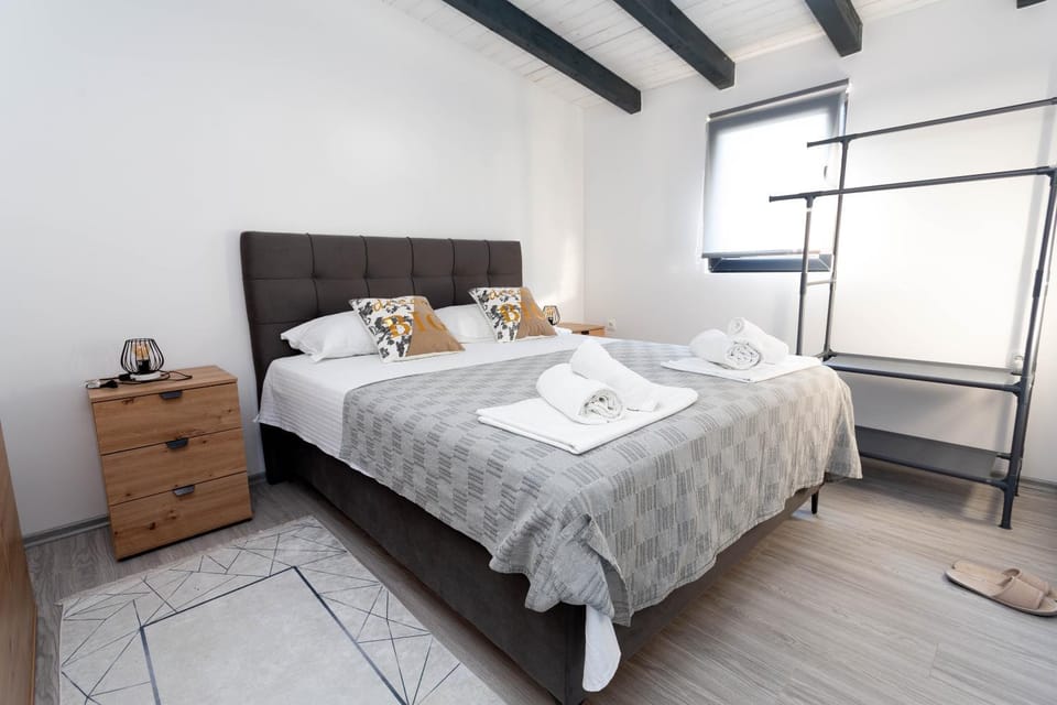 Bed, Photo of the whole room, Bedroom, towels