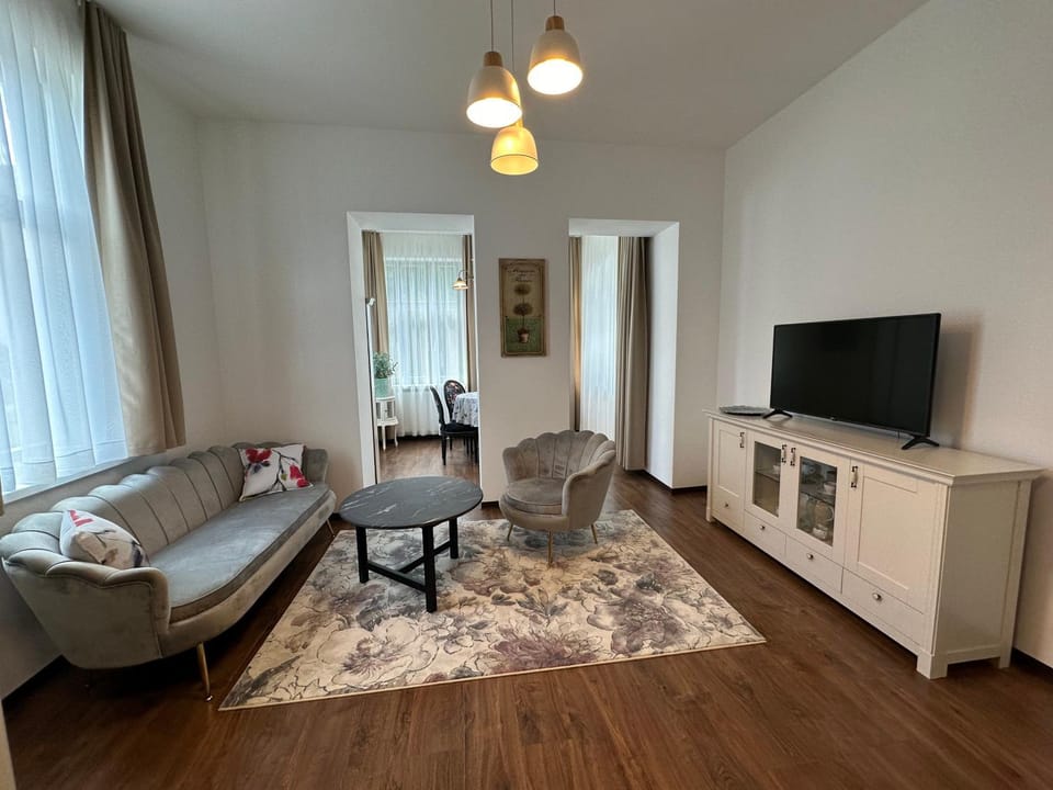 TV and multimedia, Living room, Seating area, Dining area