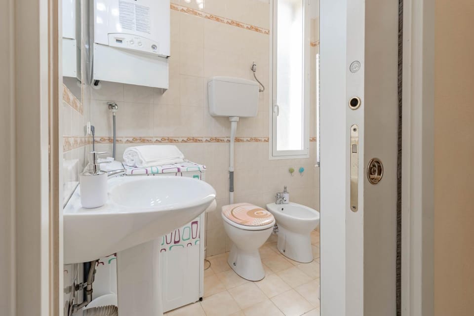 Shower, Toilet, Bathroom, Bath, bidet, towels