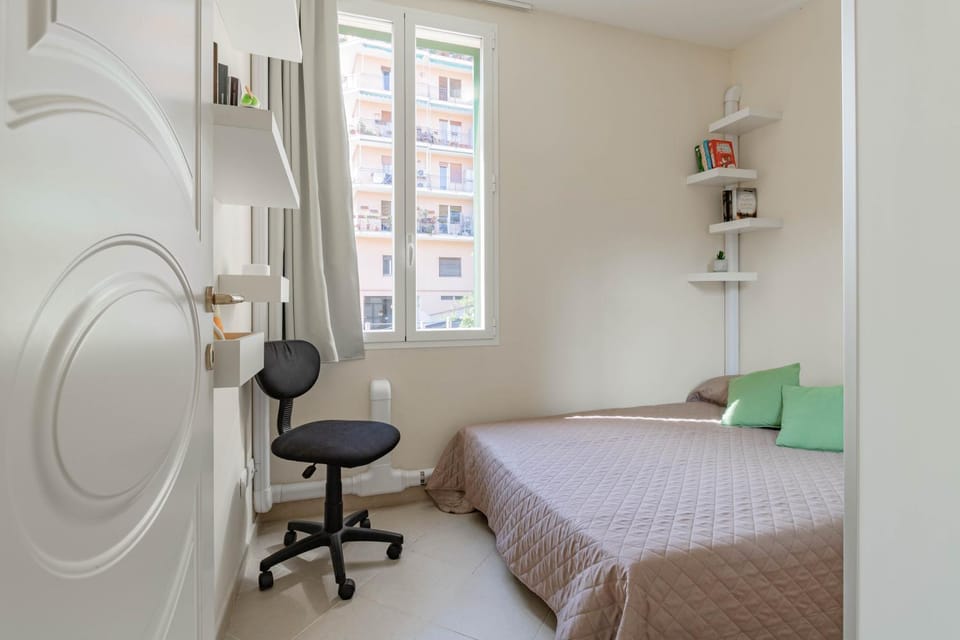 Bed, Living room, Photo of the whole room, Bedroom